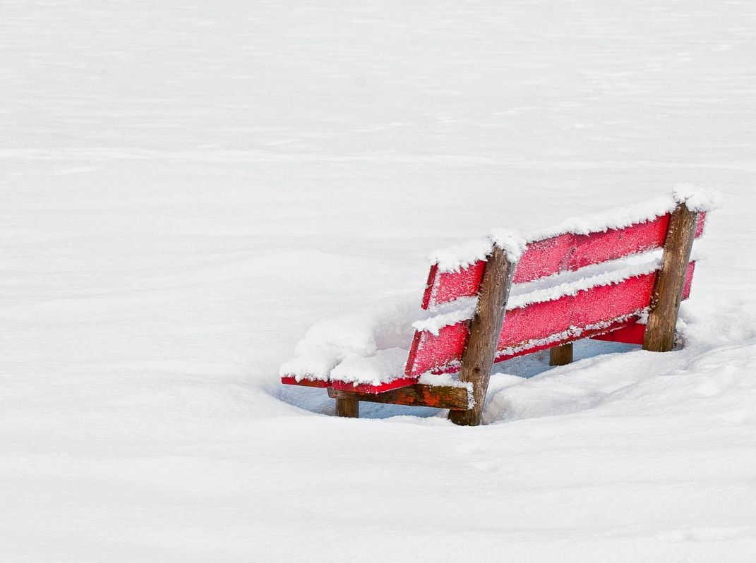 Bank im Schnee