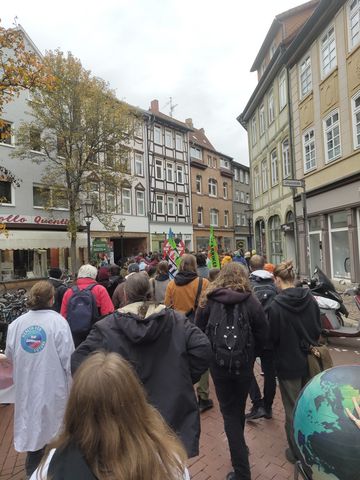 Menschenmenge mit Schildern